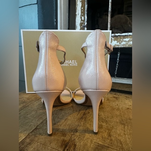 ✨ New in Box ✨ Michael Kors Harper Heels Soft Pink Embossed Leather – Size 8.5M - Picture 5 of 8